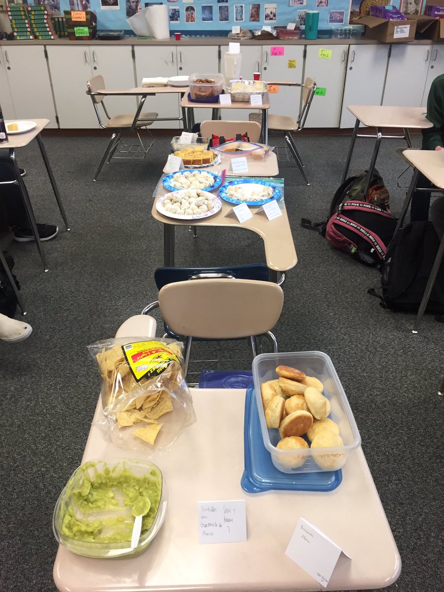donsworldlang's tweet photo. Los estudiantes de Español 3 cocinaron, ¡aquí están disfrutando la comida! @acalanesdons https://t.co/kbIePiBGQo