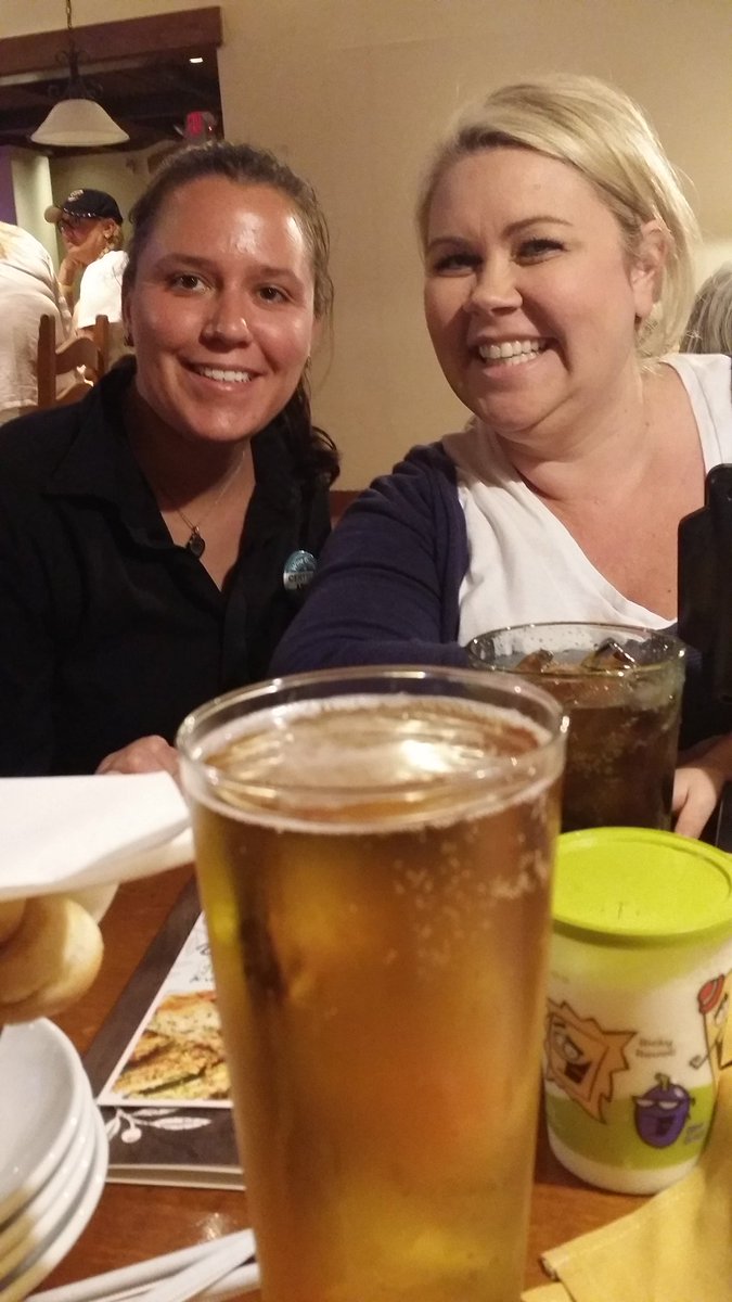 tsandg8r's tweet photo. @olivegarden #BestServerEver #AshleyM #WellingtonFL. Mussels were great too. @KHSandberg https://t.co/SEk5Rm3wLj