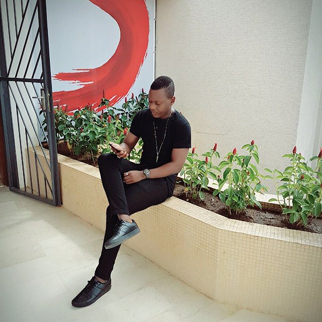Gome_Jo's tweet photo. #MisterBozyeux
Une vie sans souffrance n'a pas d'histoire..
#CONNECTE_TOI mtn sur #TRACE_FM (95.0) avec #TNT l'invité de Génération 2.0 https://t.co/53Zvsw4joG