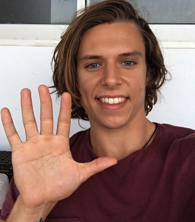 homeandawaytv2's tweet photo. Showing their support for @YoobiAustralia #ShareFive challenge. Have you done yours yet? 😊😊 #homeandaway #summerbay https://t.co/gF9pcP7XZf