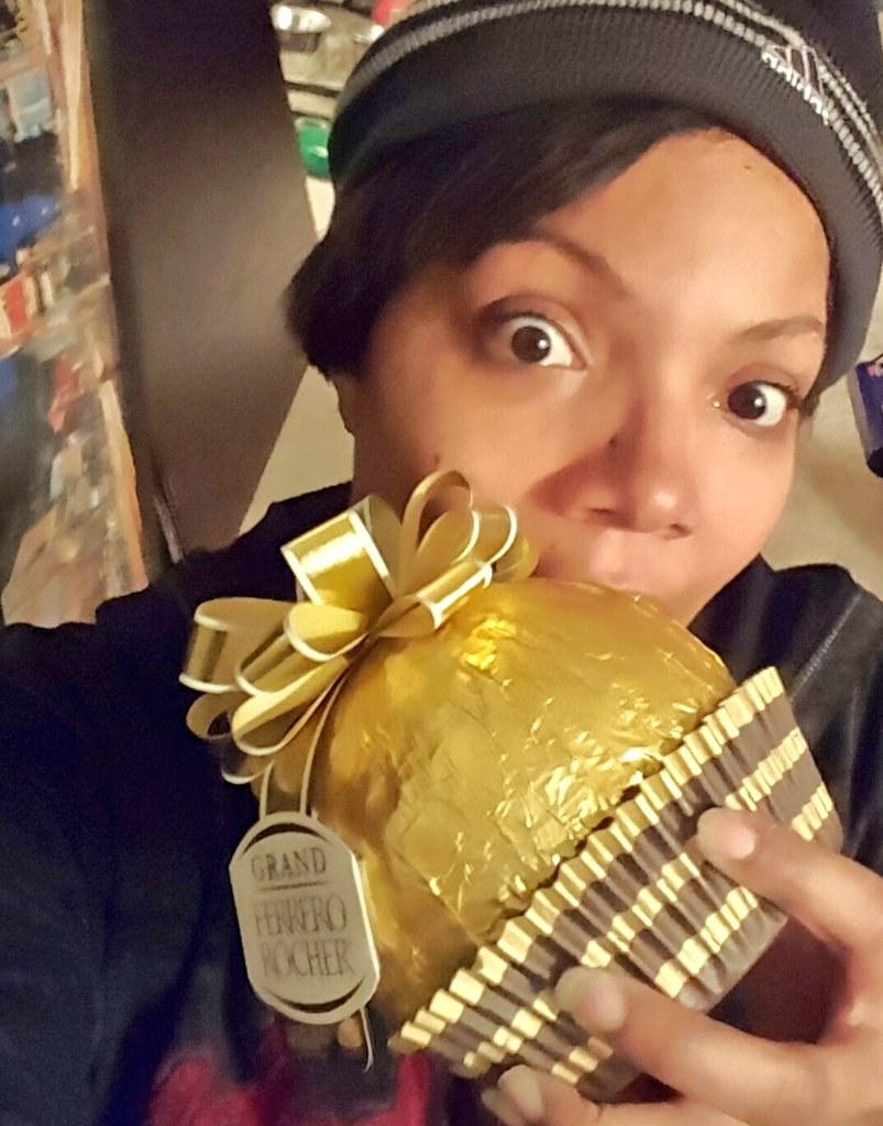 EpicLaLaGirl's tweet photo. When you forgot one eat all your favorite candy you got for #Christmas BEFORE you commit to 2 weeks of #keto! #carbenvy #getLean2017 https://t.co/p9synenETX