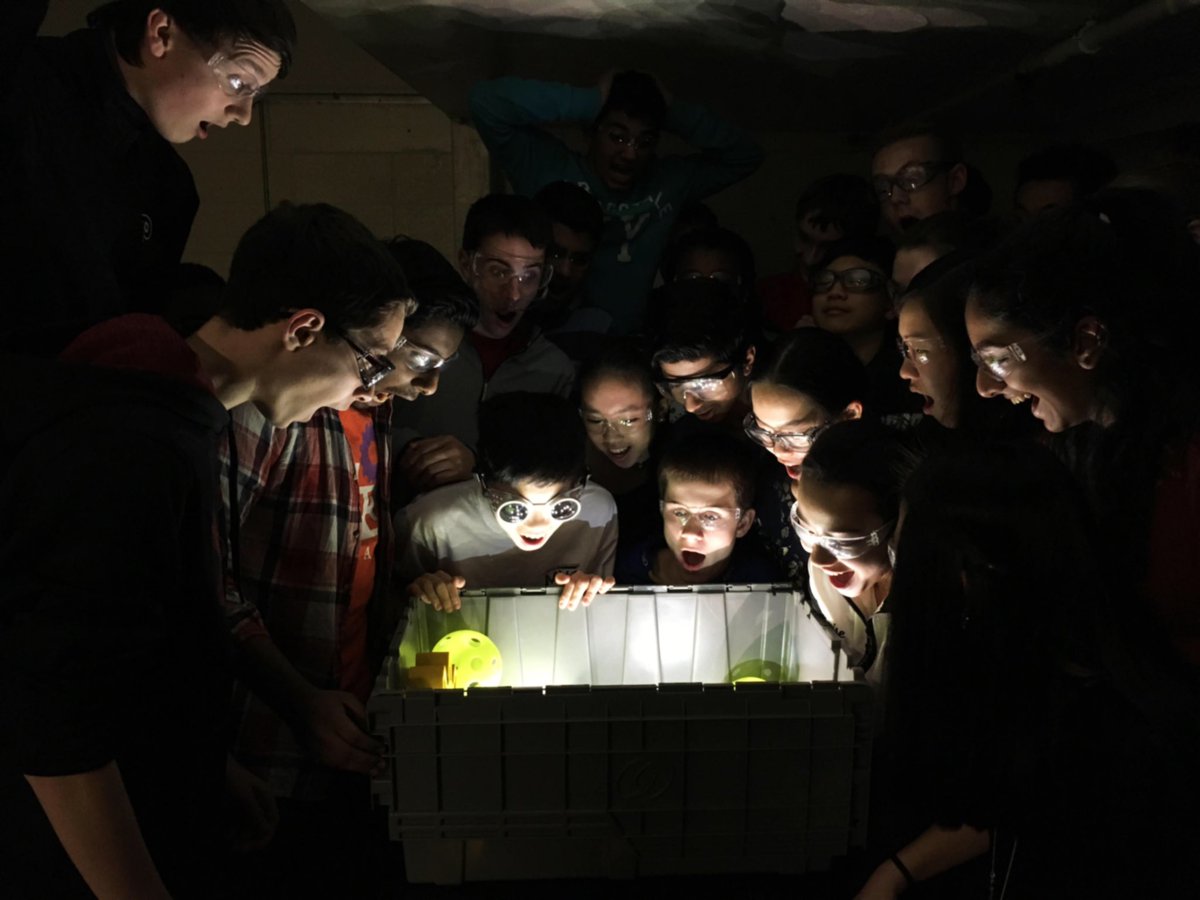 FRC5113's tweet photo. #tbt to our reaction to the kit of parts! We de-lighted 💡 Lemons are so excited to play FIRST STEAMWORKS! 
#FedExContest #OMGrobots #FRC5113 https://t.co/03paQavNZZ