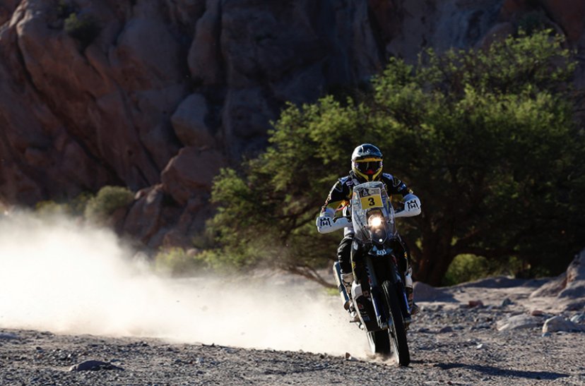 BlackMediaAR's tweet photo. #DAKAR2017 > Etapa 10: Marcada por complicaciones. @s_peterhansel chocó, Marcic accidentado, @quintanilla102 abandonó y @NaniRoma se retrasó https://t.co/tZ98oMPumz