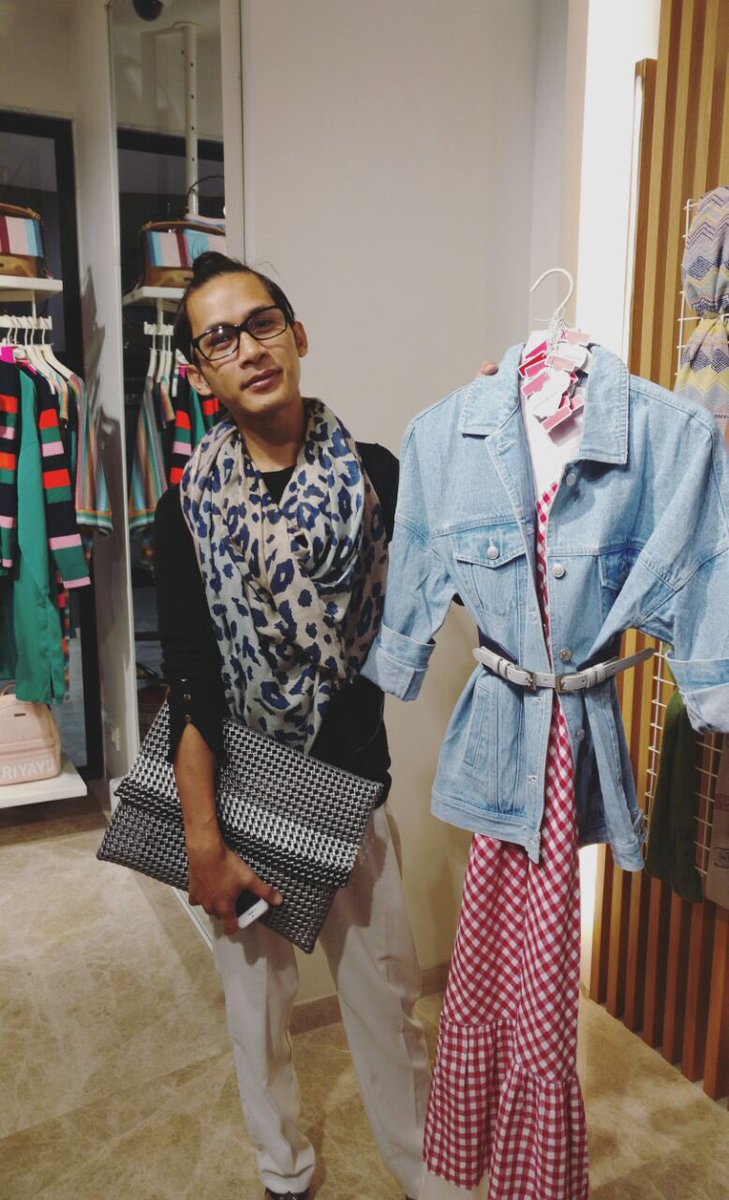 VeroModaIndia's tweet photo. Look who's around Kevin from @FeminaIndia stiking a pose with his fav pick!๐#SS17Preview https://t.co/3M3wSxoEV7