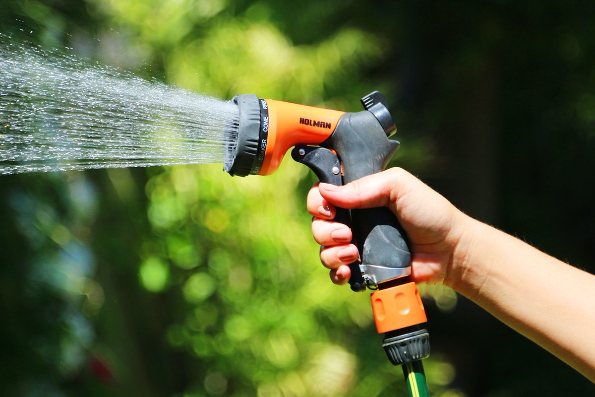 HolmanGarden's tweet photo. With weather temperatures rising your garden may need a little extra watering. Hand held watering is quick, easy &amp; efficient. #holman https://t.co/bNYJaAprIP