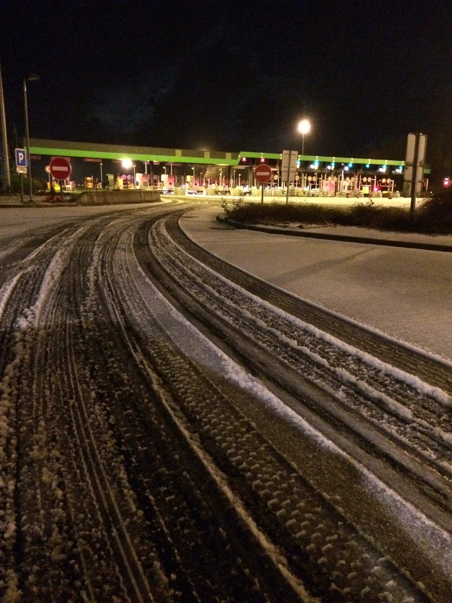 JulieLebailly1's tweet photo. Réouverture #A13 mais circulation très délicate au péage de #beuzeville prudence https://t.co/ixdHle7q9f