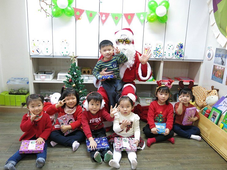 산타할아버지가 어린이집에 찾아오셨어요.
먼 길 오시느라 고생하신 산타할아버지의 팔과 다리를 주물러 드린 후 착한일을 많이 한 이야기를 칭찬받으며 선물을 받았어요