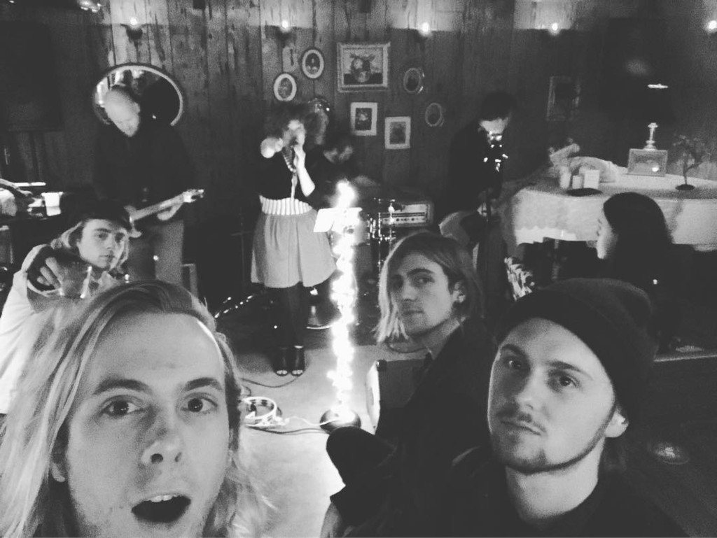 RikerLynch's tweet photo. party with the homiez https://t.co/tYUxA6r5KZ