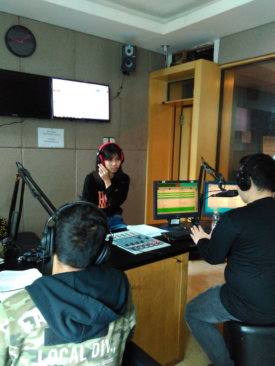 Infusionet's tweet photo. Yak udah ada Dira dari #FANDOMGOODS di #ONLINEONAIR!! Stay tune ya, karena akan ada kuis berhadiah kaos nih! #JAKARTAMORNINGSHOW https://t.co/GKkfsGhSEl