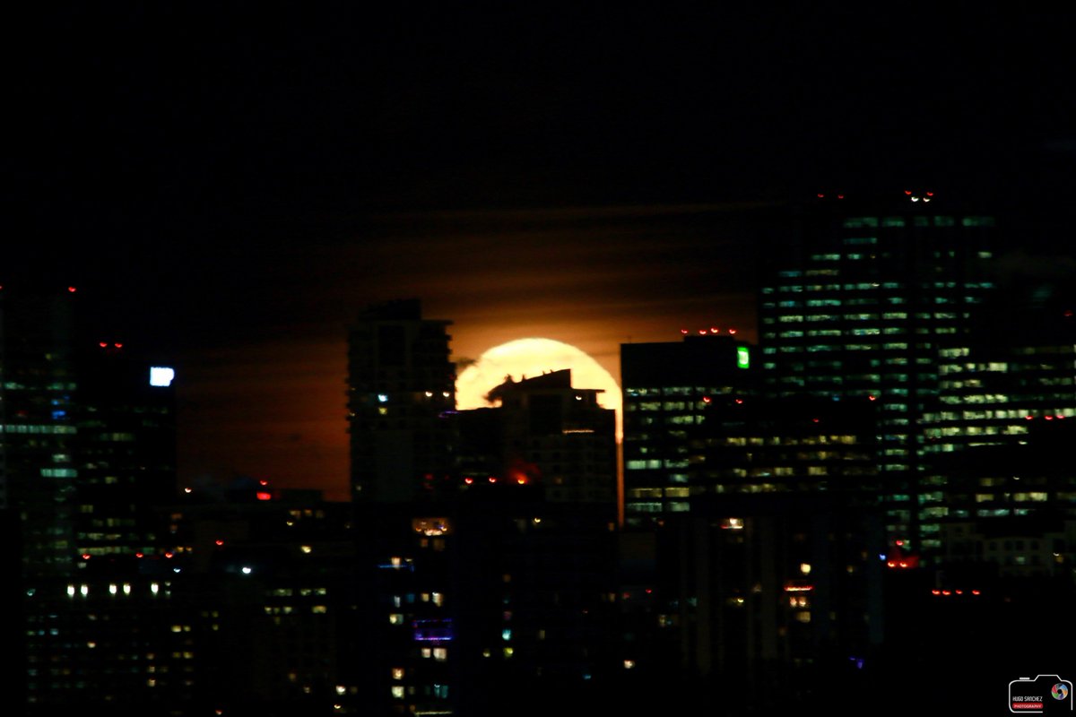 YEGHugo's tweet photo. #yeg #Canada150 #countdown9 #Fullmoon #EdmontonTourism #ExploreCanada #TravelAlberta #cityofedmonton #yegdt full moon rises at DT Edmonton https://t.co/HJKtnS6Nic