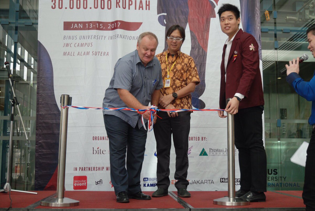 SIMBIZAsia's tweet photo. The ribbon cutting ceremomy has been done!! Now #simbiz2017 has officially start!!! #simbizasia https://t.co/CRlfIiLwDS