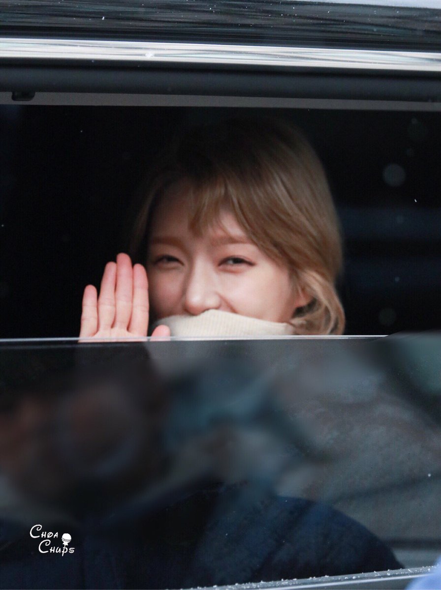 choa_chups's tweet photo. 17.01.13 KBS Music Bank Exit
#초아 #choa #AOA
#Excusme #BingBing
#ANGELS_KNOCK
#1stAlbum https://t.co/61LdyLPruL