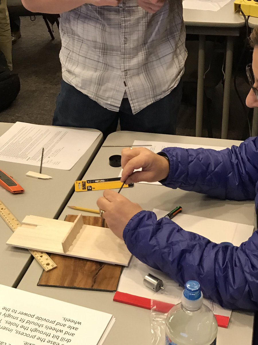 Pete_Phillips_'s tweet photo. Building solar cars for #JSS @NCESD @leelambert75 #solarcars #applestem #stem @washingtonstem https://t.co/Ztu0nhtzYm
