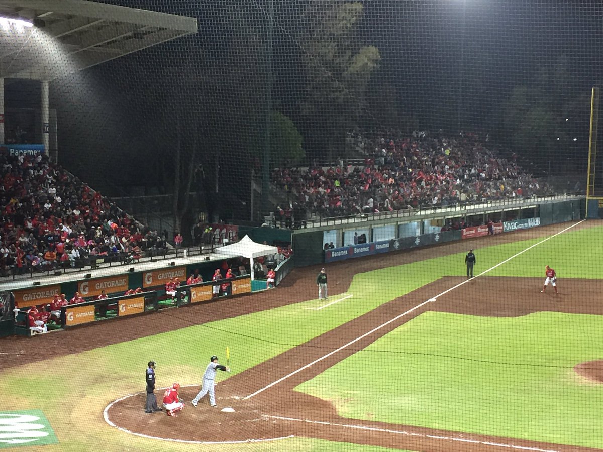 CAFERNANDEZR's tweet photo. #EsTiempoDeBeisbol @Pericos_Oficial 4 @DiablosRojosMX @GuerrerosOax 5, siete entradas 1/2 de poder a poder, con Fray Nano lleno #LIM2016 https://t.co/jtogZdKnD4