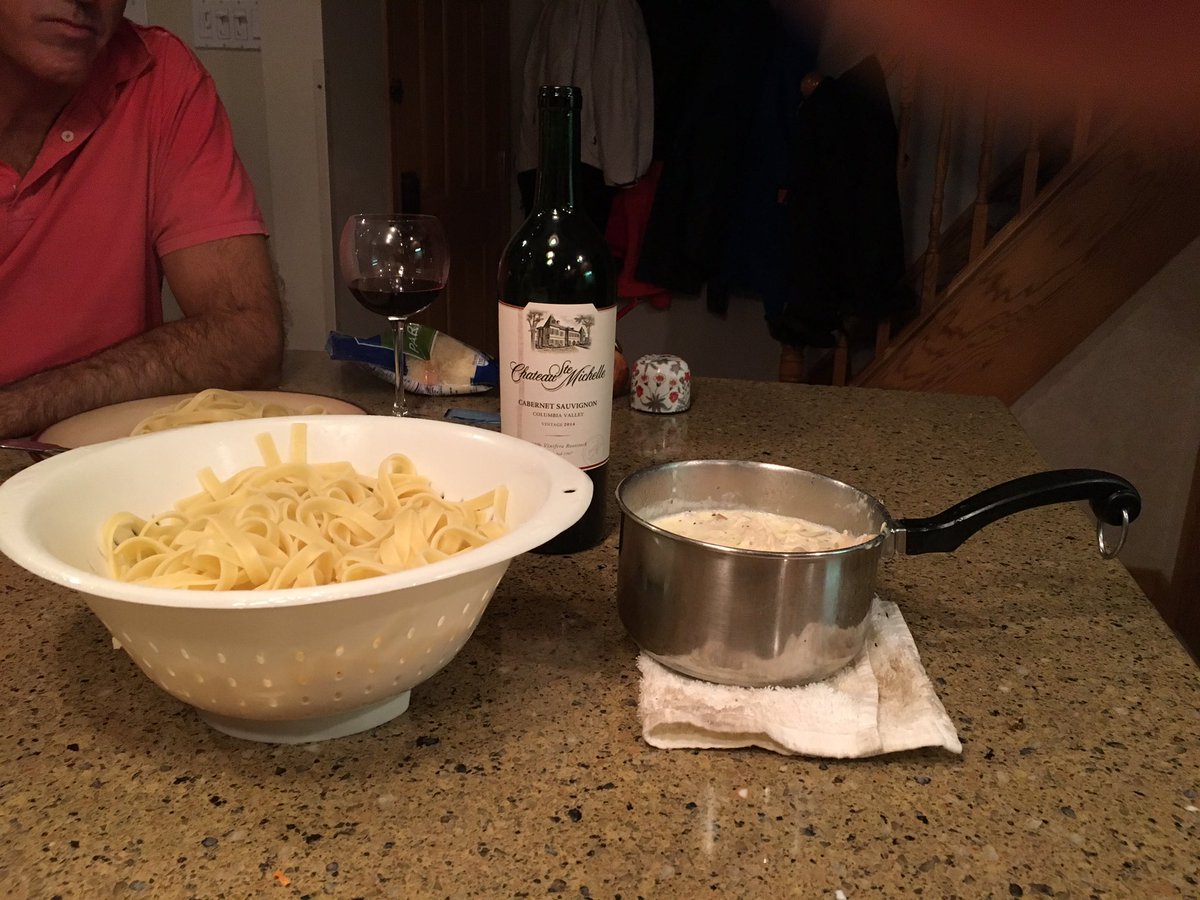 vivoencharlone's tweet photo. Hoy les tocó cocinar a los chicos. #LaMarginalidat #QuéMalEduco https://t.co/Eo0t8HGgCE