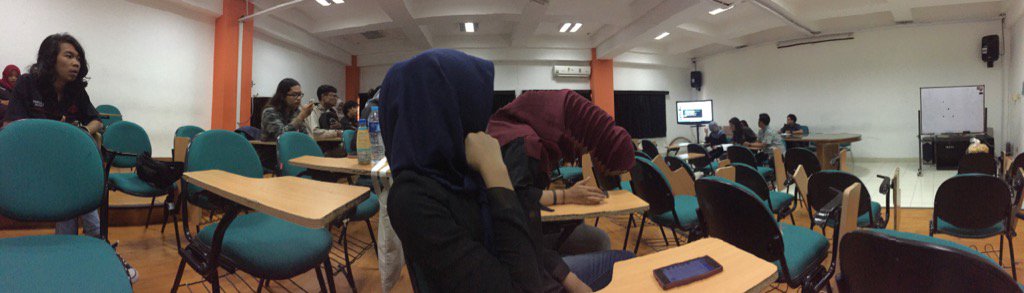 Sedang berlangsung rapat kerja kepengurusan baru Fotka 053 di ruang Multimedia