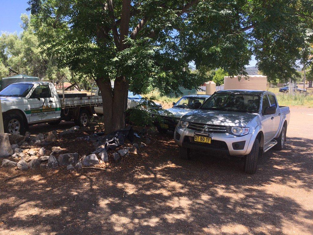 Jack_R_Edwards's tweet photo. Couldn't fit any more cars under the only tree at work, 43 degrees in the shade #djrural #wellington https://t.co/NvEOCuYb2O