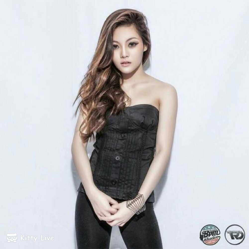 rexi6666's tweet photo. Hi friends, there is an amazing live show in Kitty Live, come now. https://t.co/bVfPByiPXq https://t.co/xRFko096NN