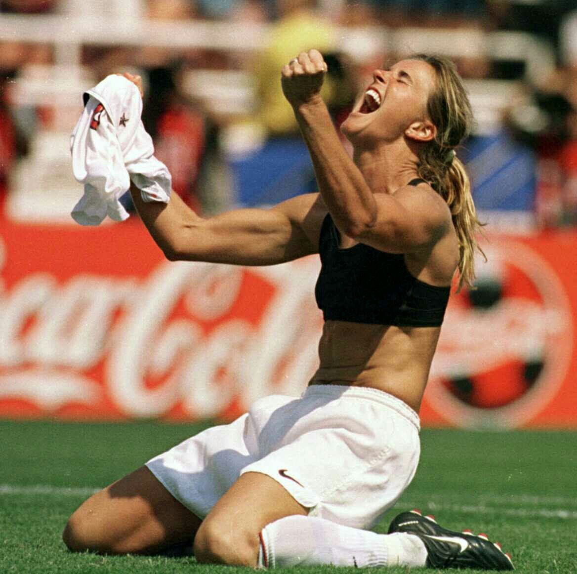 UpdatesBreaking's tweet image. BREAKING: With more than 99,000 captivated fans, Hamm kicked the game winning penalty kick for the U.S. National Women's team.