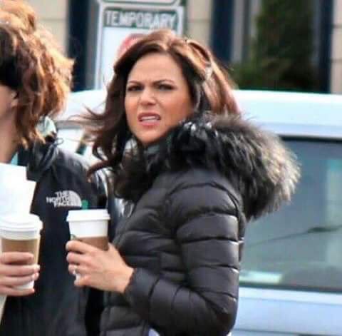 swanqucen's tweet photo. @MyIrishPirate why are there actually tweets under this? there's no such thing as a "hook and emma perfect moment" https://t.co/CSHSvmXwXq