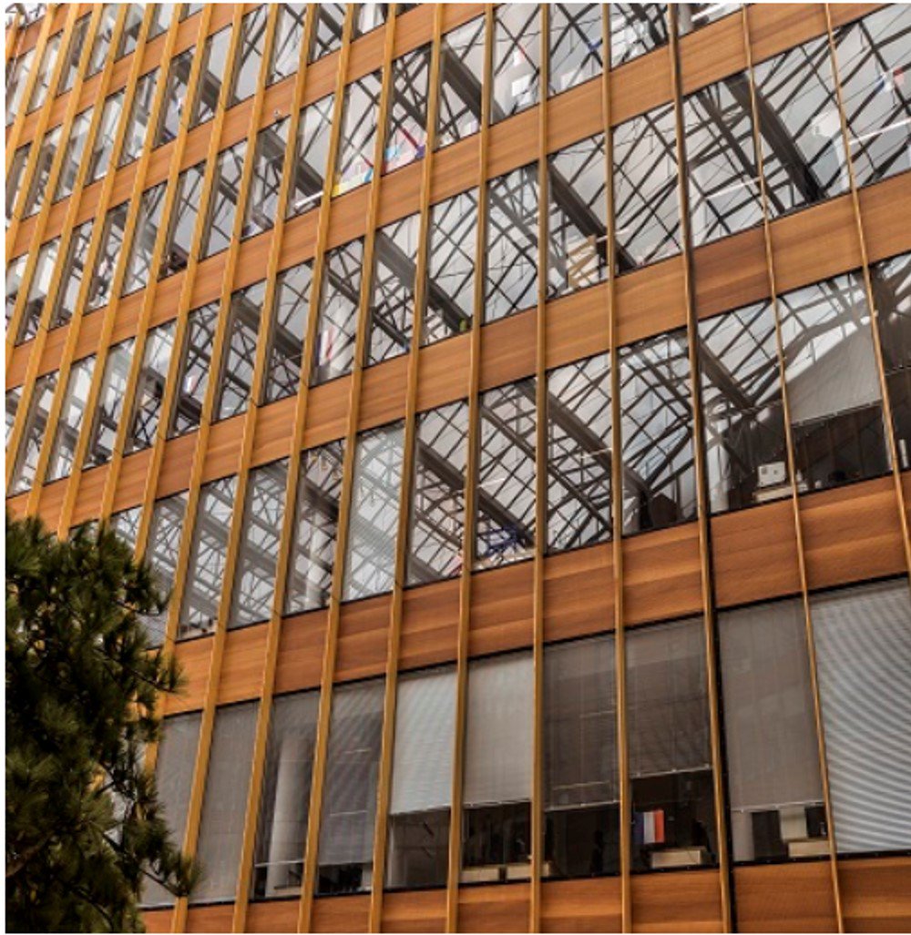 Classique de la #décoration intérieur, le stores #vénitien #aluminium s’adaptera parfaitement à votre espace de travail ou bien même de vie