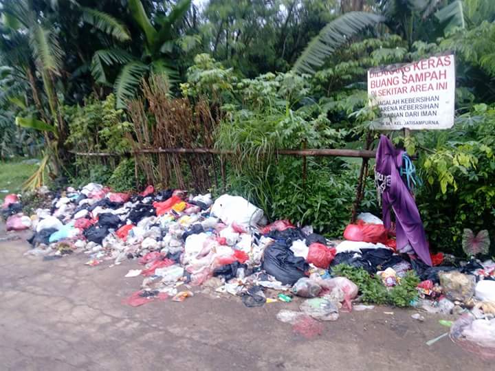 beterkini's tweet photo. Warga Jatiraden Keluhkan Keberadaan TPS Liar https://t.co/WJcHAA7Z0z https://t.co/ATipcrXnAm