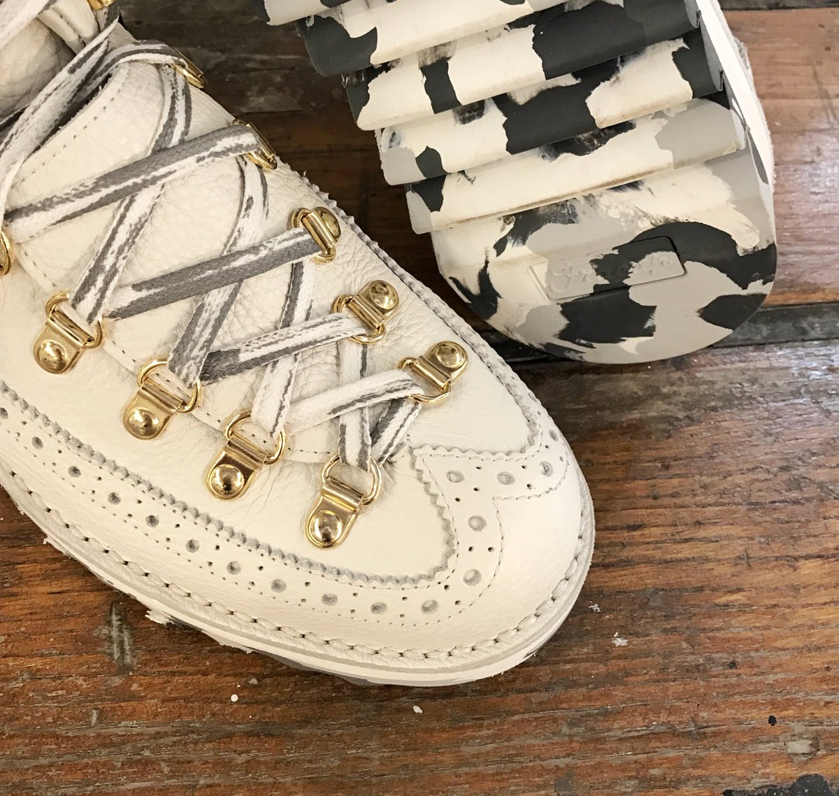 Fracap1908's tweet photo. New Magnifico brogue boots with golden eyelets and ripple camouflage outsole.
#fracap #handmade #madeinitaly #pu91 #pittidanceoff https://t.co/WslQq4cWGu