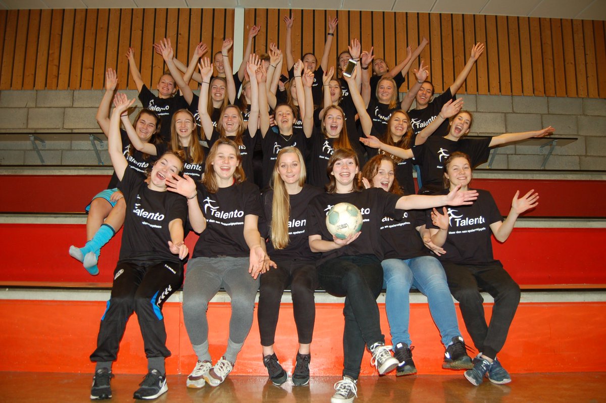 De gehele damesselectie van <a href="/skv_30/">SKV Wageningen</a> heeft Talento shirts ontvangen. Lees waarom op onze Facebook &amp; LinkedIn pagina!