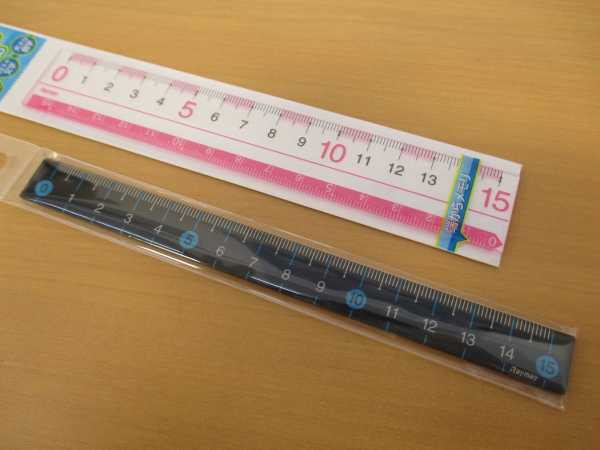 ট ইট র 石丸文行堂 佐賀店 レイメイ藤井 スリムカラー定規 いつもの定規よりスリムな15 幅なので小さめのペンケースにも収納しやすいサイズです 小さいけれどスベリ止め特殊加工付きで 黒ベースに白い目盛と5 ごとに丸囲い数字が配置された見やすい