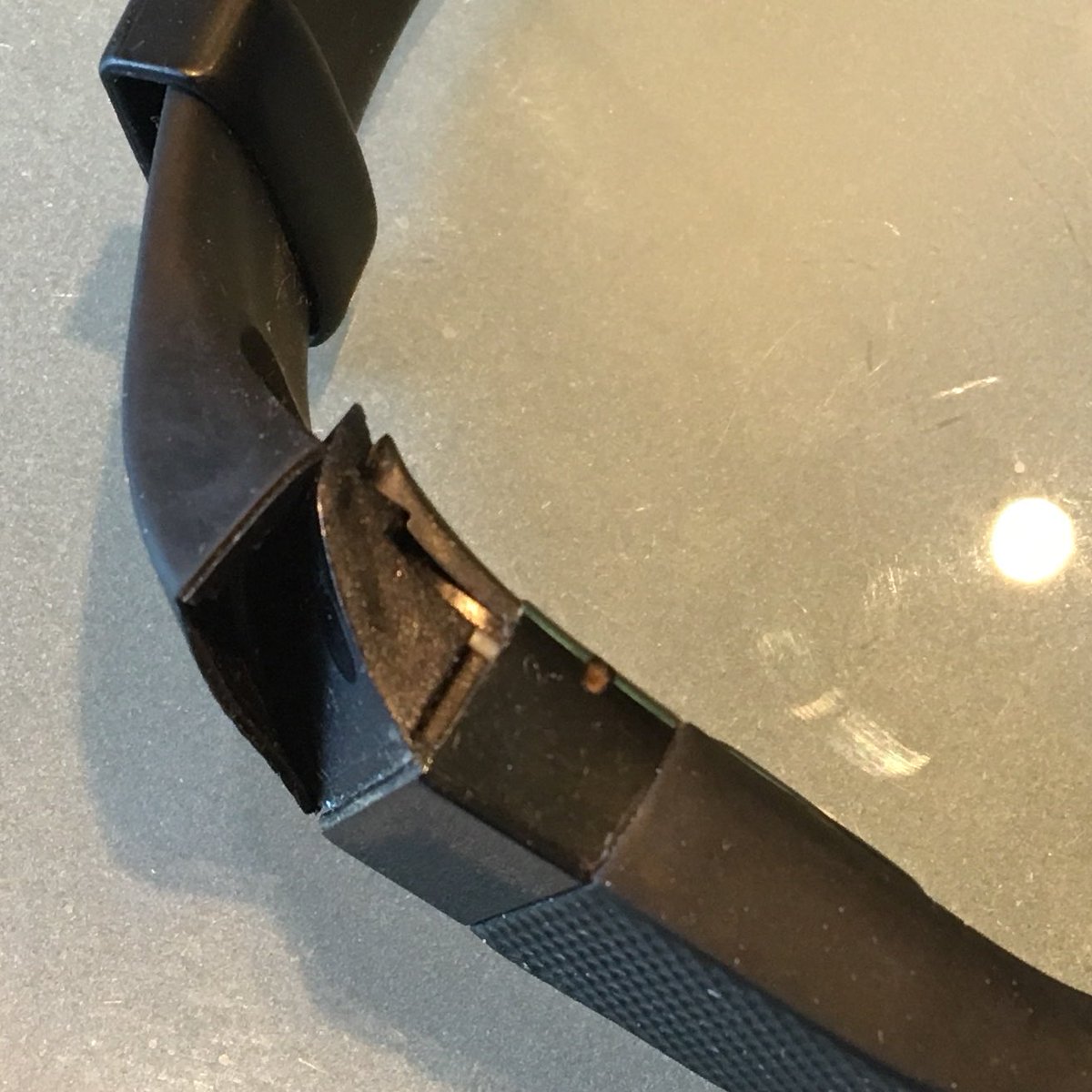 pinho_simone's tweet photo. @FitbitSupport My Charge HR Band is falling off - see pic attached. Anyone in RSA that can help to fix it? https://t.co/HGYGvK0BCN