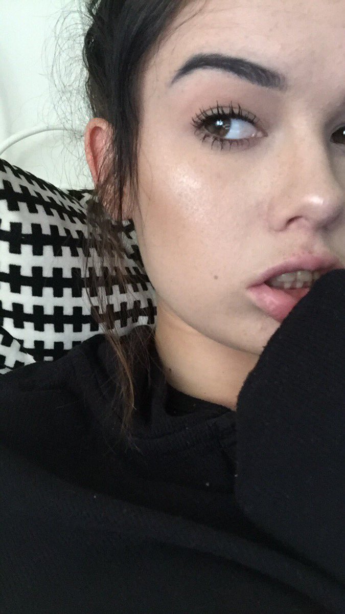 heathens_mp3's tweet photo. today's looks. basically i just took off my eye makeup and softened my brows https://t.co/HsrHB4nC5x