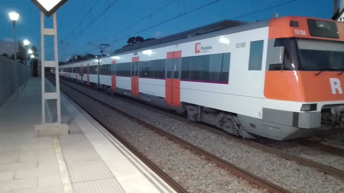 Ernest1899's tweet photo. Divendres 13 i tirats a Llavaneras. Gràcies @rodalies i @territoricat 
#rod1 @elmonarac1 https://t.co/QuDdUsOOW4