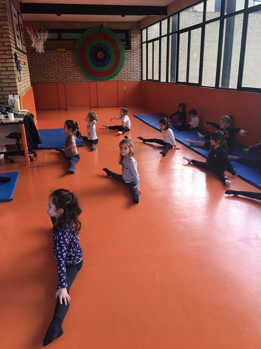 baildeport's tweet photo. Nuestras gimnastas de baildeport del colegio pureza de maria cid. #baildeport #futbol #futbolsala #futbolsalacid #pureza #purezademaria https://t.co/7X7lRHMABc