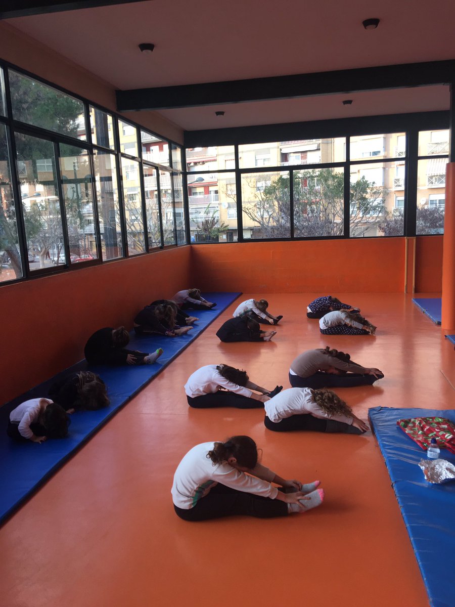 baildeport's tweet photo. Nuestras gimnastas de baildeport del colegio pureza de maria cid. #baildeport #futbol #futbolsala #futbolsalacid #pureza #purezademaria https://t.co/7X7lRHMABc
