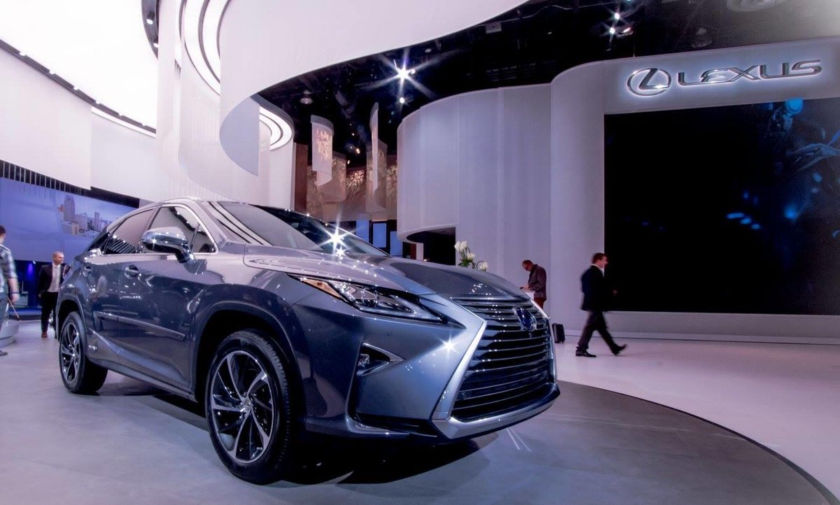 LexusSpain's tweet photo. Entre la revelación del nuevo #Lexus LS 2018 y el debut de nuestro nuevo Display Global, hay mucho que ver Detroit. https://t.co/UUPAOkwrar https://t.co/puIWwNae1X