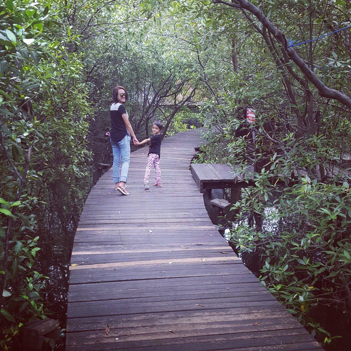 Shinta_WannaBe's tweet photo. Jalan2 with anak bedok ceng ayu dewe 😆😆 https://t.co/sJt7dD0Fsu