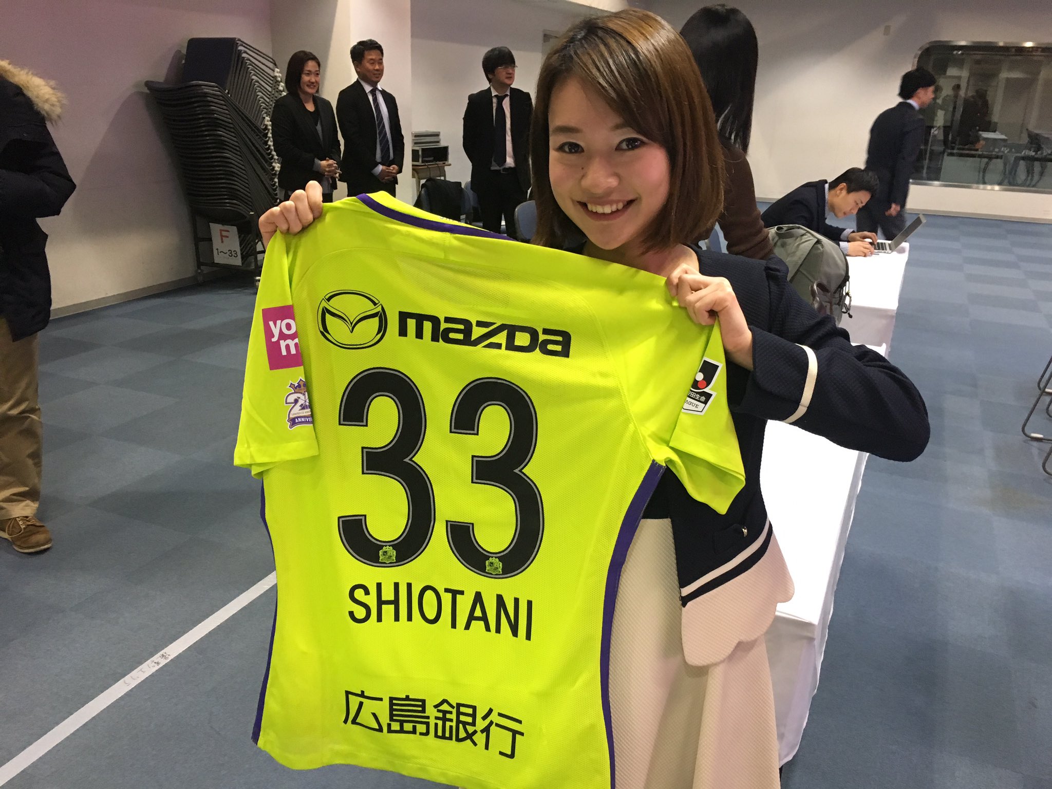 進め スポーツ元気丸 サンフレ新ユニフォーム 有田です サンフレ17年のユニフォームが発表 アウェイユニフォームは全身ベノムグリーン 素材はさらりとしていて軽く 着用した塩谷選手も 着心地が良い と話していました このユニフォームで 進め スポーツ元気丸 サンフレ新ユニフォーム 有田です サンフレ17年のユニフォームが発表 アウェイユニフォームは全身ベノムグリーン 素材はさらりとしていて軽く 着用した塩谷選手も 着心地が良い と話していました このユニフォームで