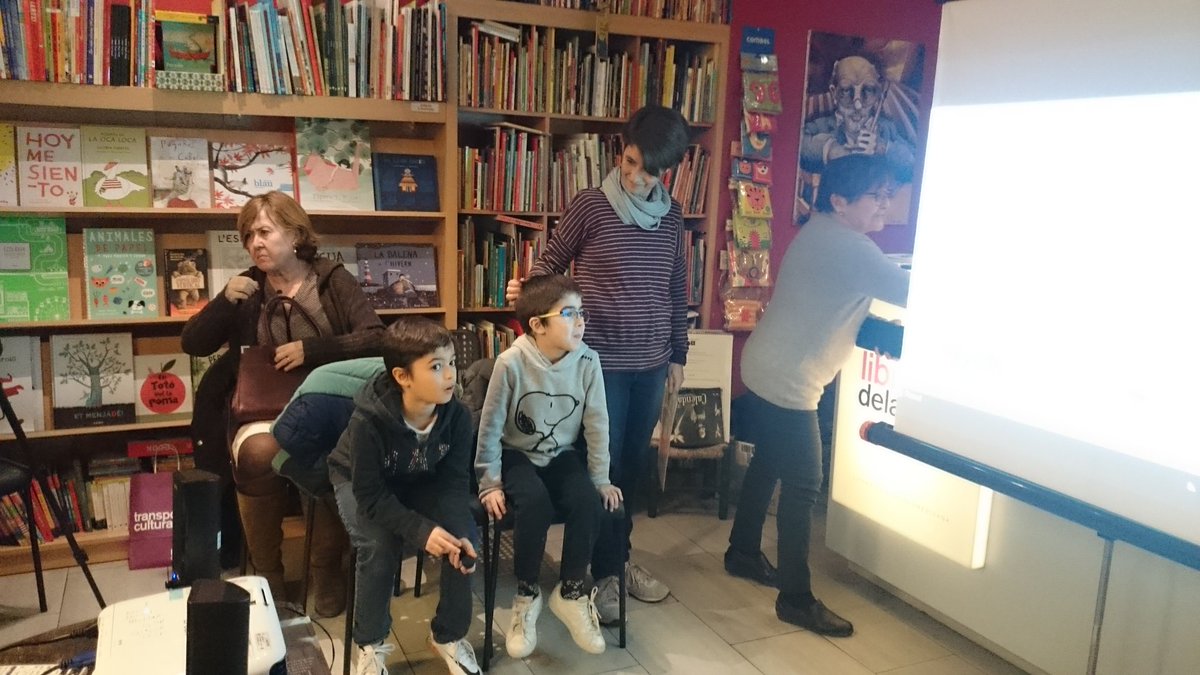 madrenohaymasq2's tweet photo. #FelizFinde!! Hemos dormido poco después de tanta emoción,  hasta los niños que vinieron participaron en la charla #educación #valores https://t.co/qi0tvwrDyM