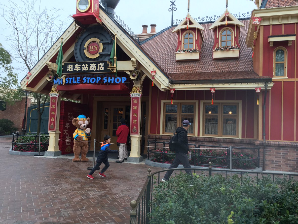 まっちゃんこ Ar Twitter 日本のダッフィー人気は凄いな 上海のダッフィーは寂しそうだったよ キャストなんかカメラ持ち歩いてる人に必死に声かけてた 寂しそうにゲストに手を振るも無視されるダッフィー 可愛いのに 待ち時間0分 旧正月 上海