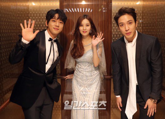 ilgansports's tweet photo. [#31st��든디스크] #정용화 #서현 #황치열 이렇게 훈훈한 MC조합 본 적 있어? 😳 #골든디스크 보는내내 눈과 귀가 즐겁겠다...💗 내 새끼들 움직이는 모습도 궁금하다면 팔로팔로미 ▶️https://t.co/LetOVzg5Ap https://t.co/RaKOPGvPM0
