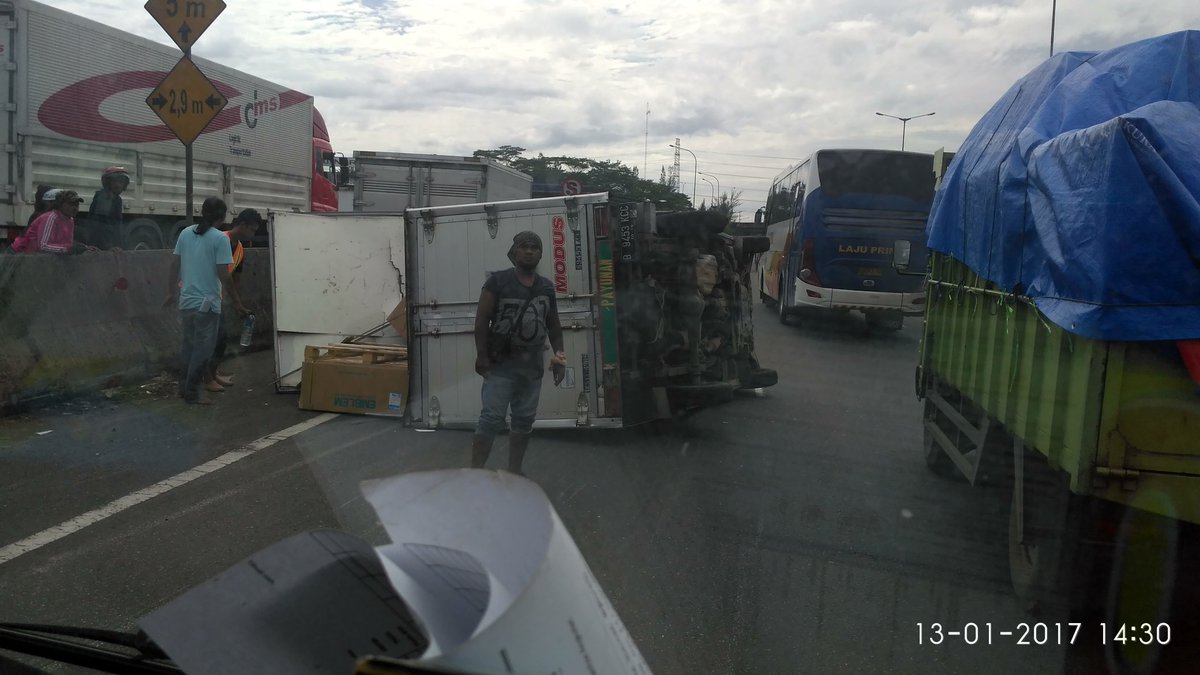 AnggaDiharjo's tweet photo. Terjadi kecelakaan mobil, dipintu tol cikunir arah halim perdana kusuma @RadioElshinta https://t.co/RmaUft0jQO