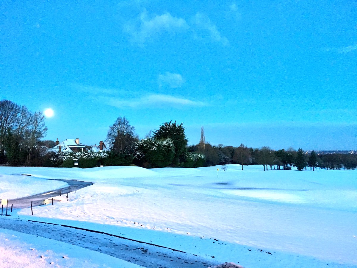 Please be careful if visiting the club this morning, the entrance to the clubhouse is particularly icy - salt being put down as we speak ⛸