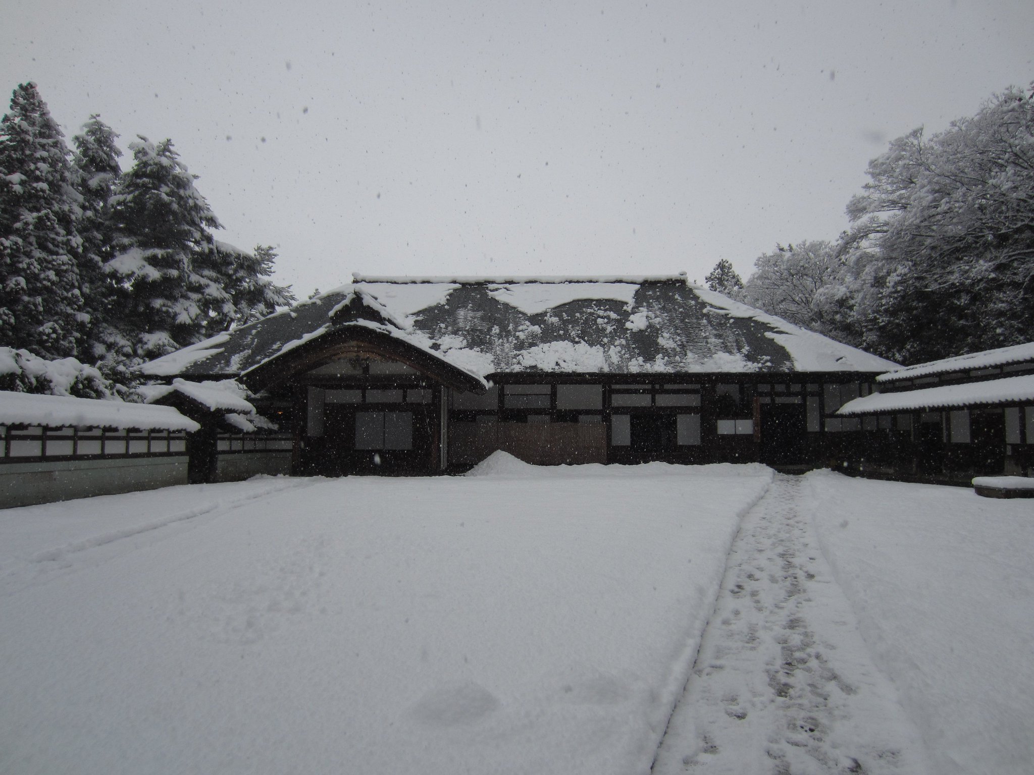 新潟市南区 Ar Twitter 雪の笹川邸 月潟のまゆ玉飾り 新潟市南区では現在も雪が降りつづいています 笹川邸でもご覧のとおり雪が積もりました 15時過ぎ撮影 本日 ボランティアガイドの皆さんと職員でまゆ玉を飾り 新潟市南区 Ar Twitter 雪の笹川邸 月潟のまゆ玉飾り 新潟市南区では現在も雪が降りつづいています 笹川邸でもご覧のとおり雪が積もりました 15時過ぎ撮影 本日 ボランティアガイドの皆さんと職員でまゆ玉を飾り