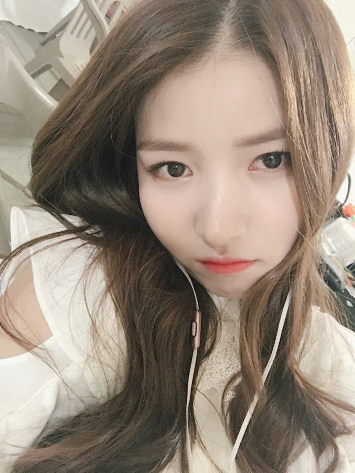 GFRDofficial's tweet photo. #여자친구 #GFRIEND #제31회골든디스크어워즈 1st Day! 오늘은 화이트친구❤ https://t.co/5EiYWHElFI