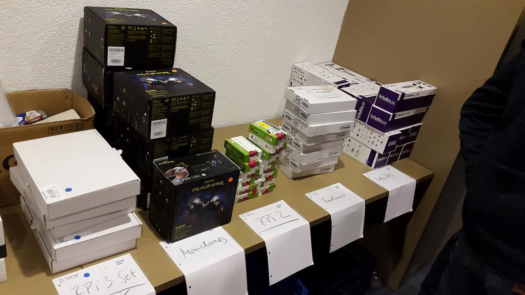 ikareva's tweet image. Still haven&apos;t decided what to play with today @ #SAPLearnHackPlay: RPi3 Little Bits, Funduino, Minidrones.. #sitWDF