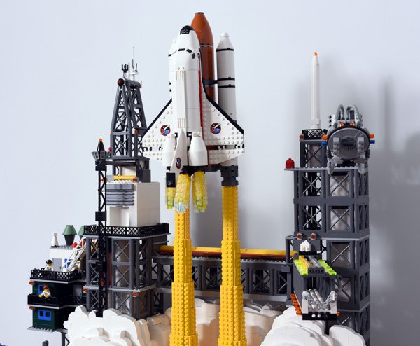 Planet_GeekUK's tweet photo. Spectacular LEGO Space Shuttle Blasts Off https://t.co/jeLuZryDJX https://t.co/uJdCabAufp