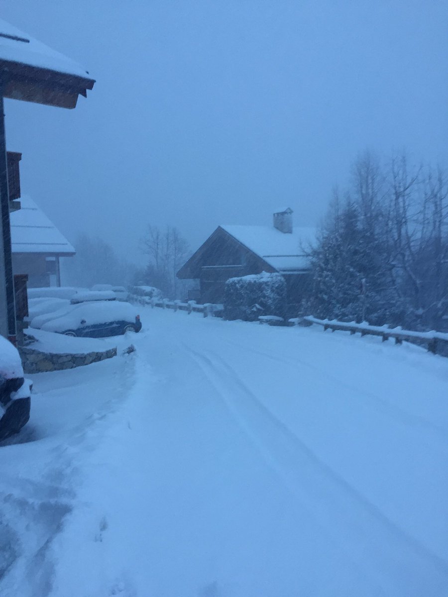 AlpineActionski's tweet photo. So much snow in the 3 Valleys ❄️❄️❄️❄️❄️#snow #Snowing #lovemeribel #lovelatania #meribel #latania #neige #3Valleys https://t.co/YdW6gJOTjB