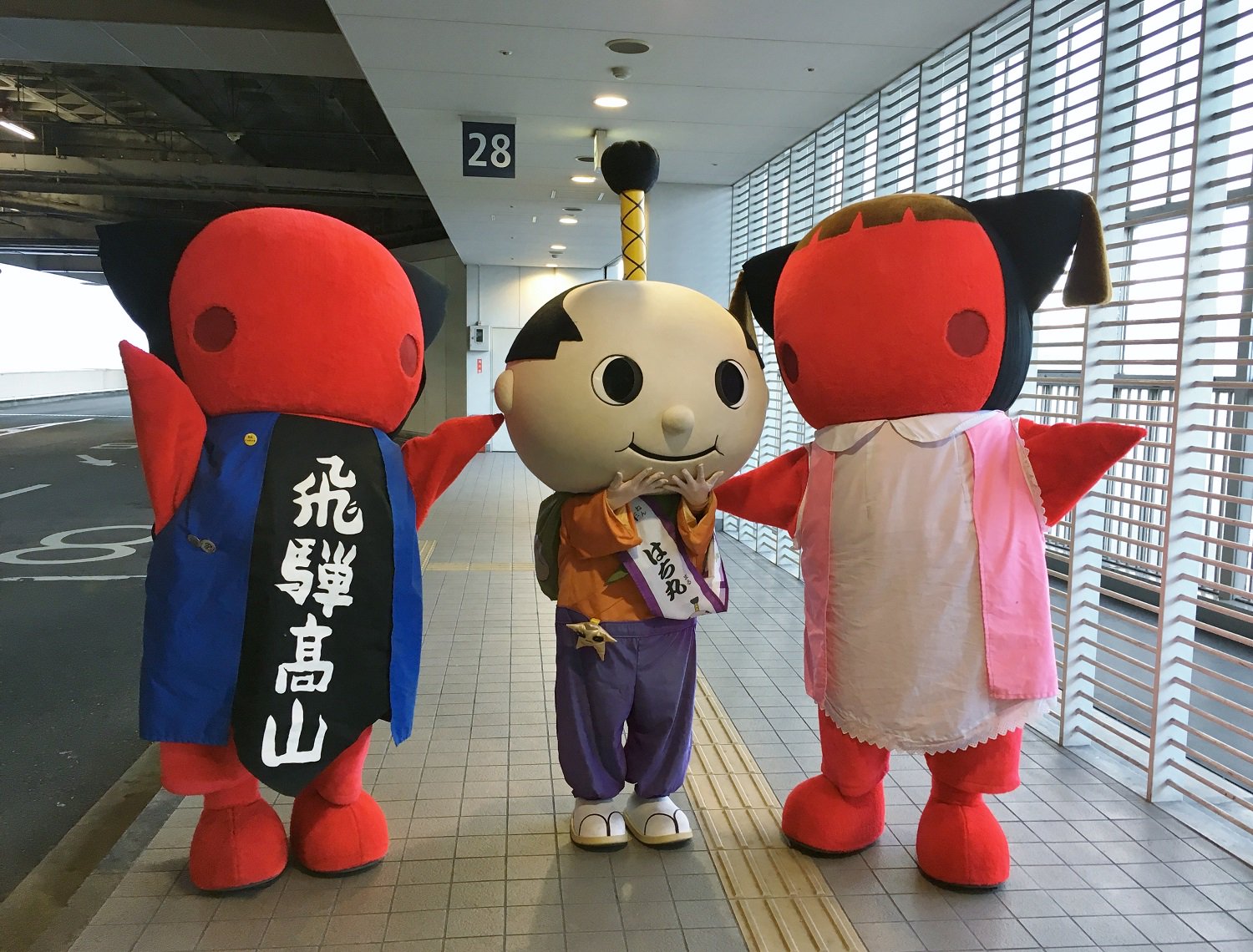 名鉄観光バス 公式 バスツアー 冬の白川郷と飛騨高山 の初日の今日 高山市のご当地キャラクター さるぼぼの ひだくん と たかちゃん 名古屋市公式マスコットキャラクターの はち丸 が駆けつけてくれました O