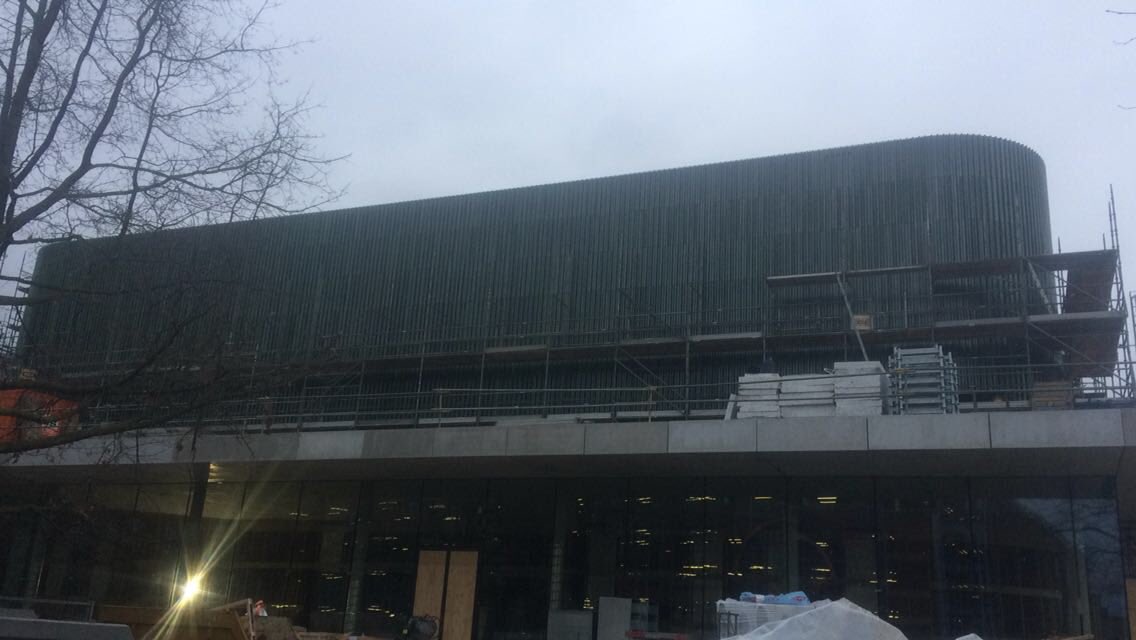 Mertens_Weert's tweet photo. In Arnhem @MusisArnhem  wordt de gevel van de nieuwe concertzaal zichtbaar.  Wij zijn gestart met het afbreken van de steiger. https://t.co/KatKASnpB4