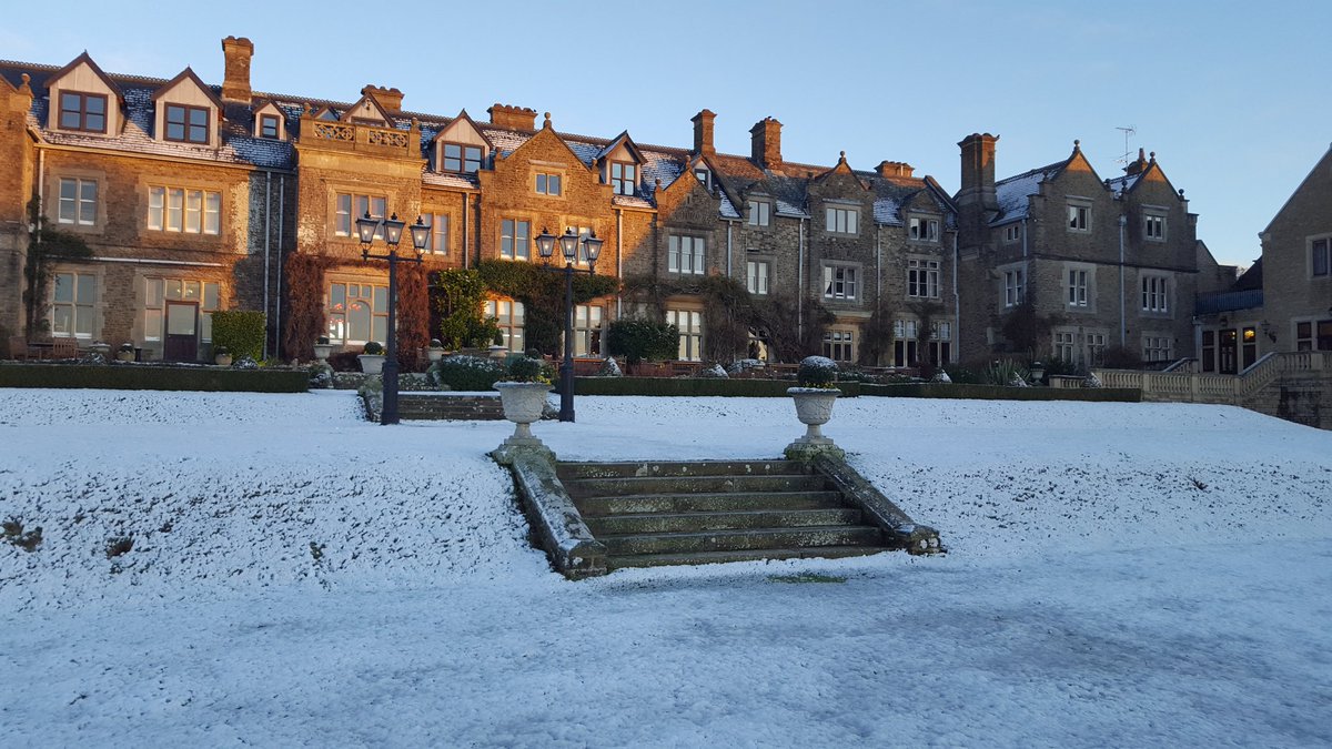 HRatSouthLodge's tweet image. Morning beautiful! @SouthLodgeHotel #snow #prettyinwhite #luckyus 💙